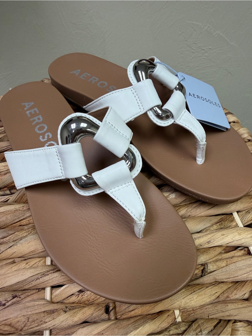 AEROSOLES White Leather Fallon Thong Sandal with Silver Ring Accent 6 US NEW